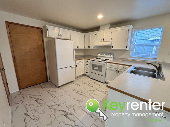 Building Photo - Spacious Northeast Tacoma 3 Bedroom 2.5 Bathroom Home for Rent in Secluded Neighborhood!