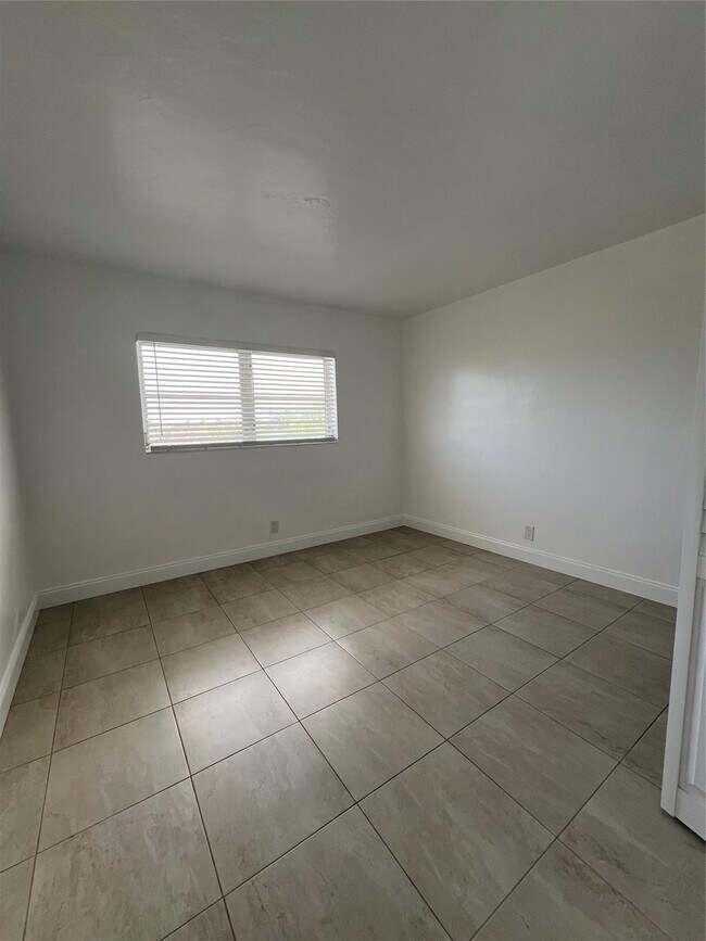 Building Photo - 2550 NE 51st St