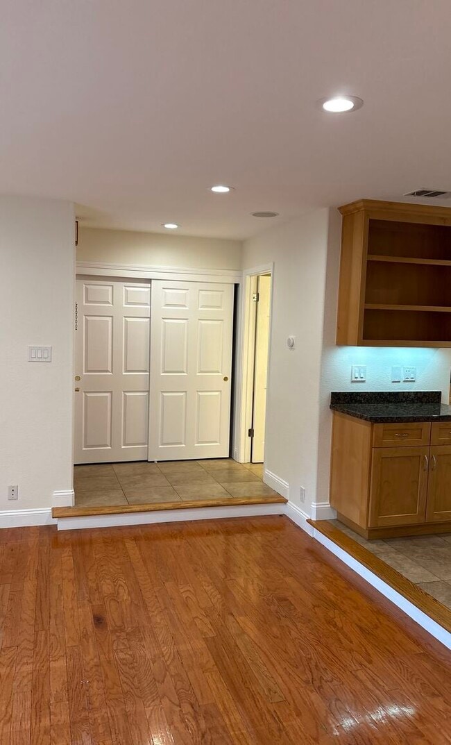 Building Photo - 6056 Elmbridge Dr