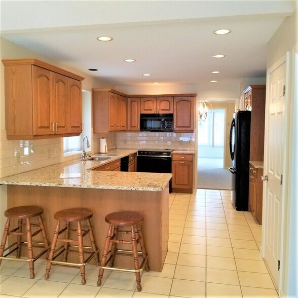 kitchen with range/microwave, refrig - 3563 Stonebrooke Ln