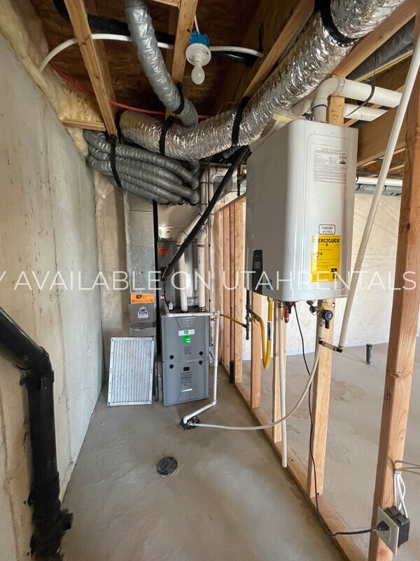 Building Photo - 1605 W Charmer Ln