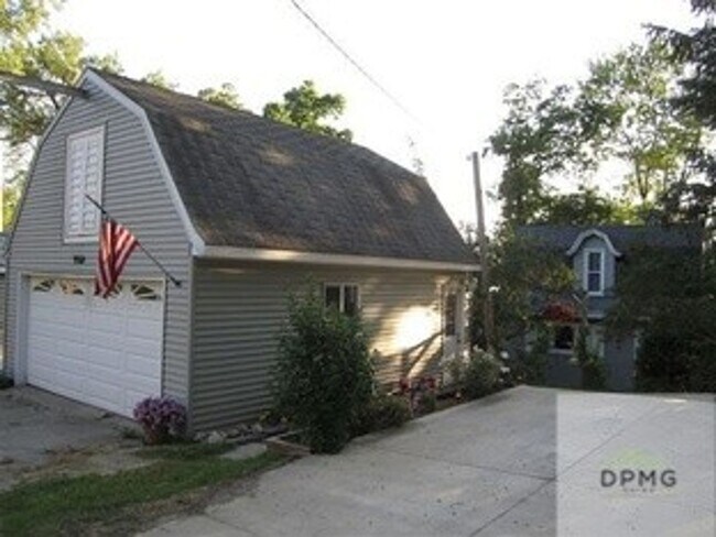 Building Photo - 9310 Oakdale Dr