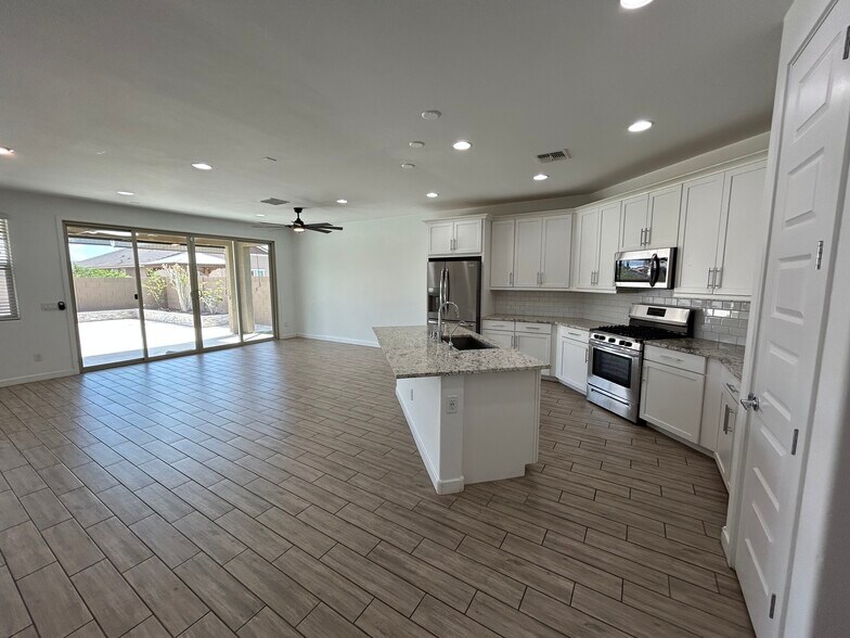Building Photo - 2241 E Meadowview Ct