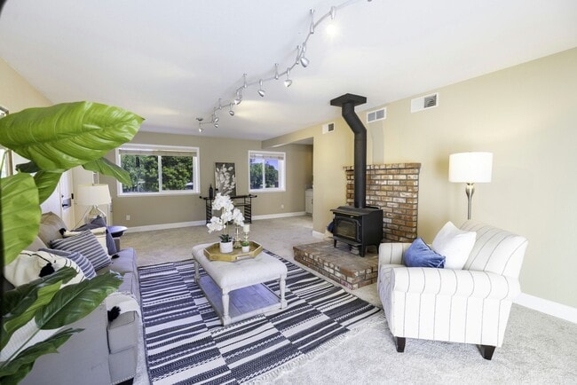 Building Photo - Beautiful 5 bedroom/3bath home with a pool