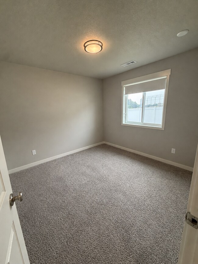 Building Photo - Beautiful Three Bedroom in Pasco Near Chiawana High School