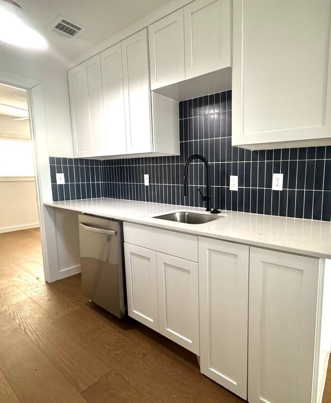 Building Photo - Remodeled Condo 2 Blocks to St. David's Me...