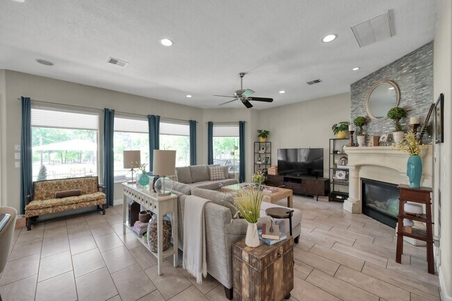 Building Photo - 204 W Pines Dr