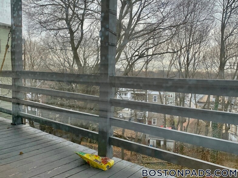 Building Photo - 87 Sheridan St