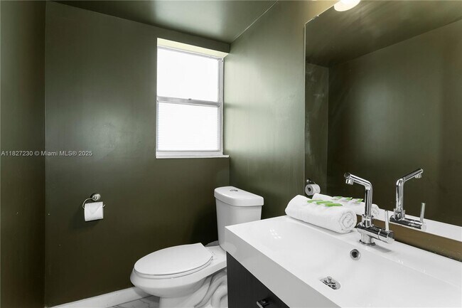 Building Photo - 9440 W Bay Harbor Dr