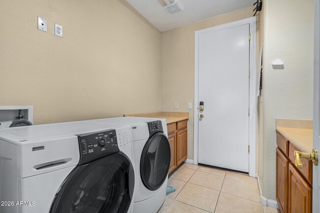 Building Photo - 1687 E Carob Dr