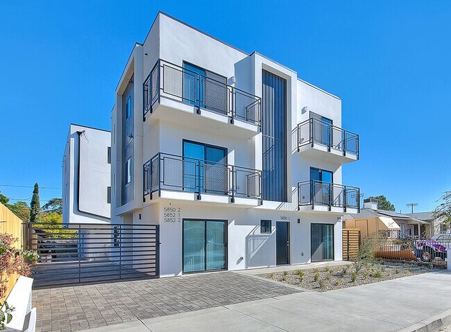 Building Photo - 5852 Vineland Ave