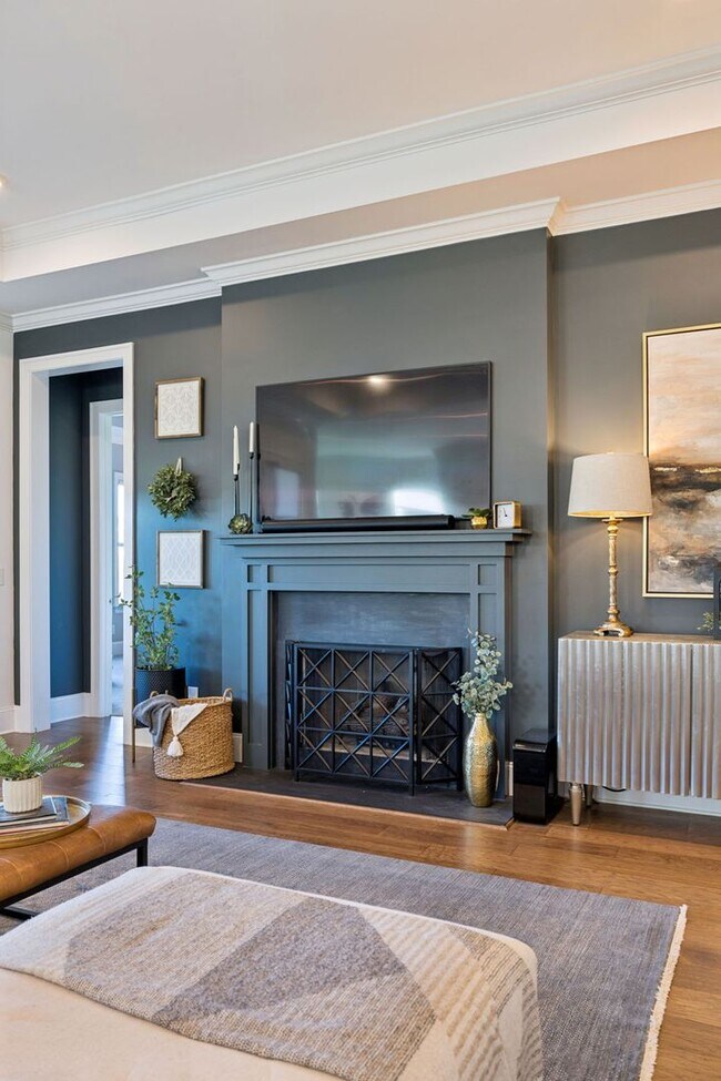 Building Photo - Luxurious living space *Fully furnished an...