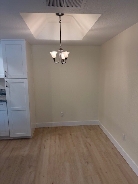 Dining area - 2146 W Isabella Ave