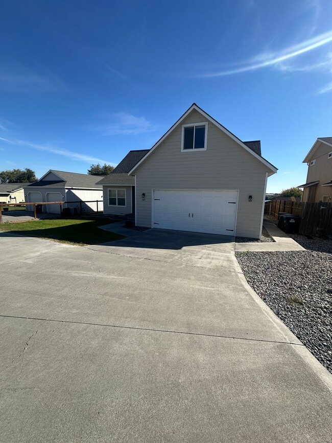 Primary Photo - 5 Bedroom Home! Available now.