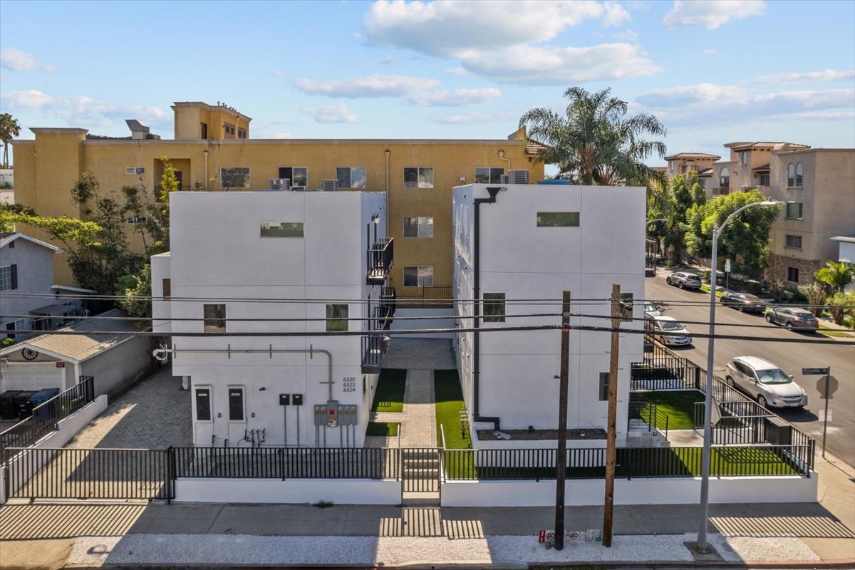 Building Photo - 860 N Hudson Ave