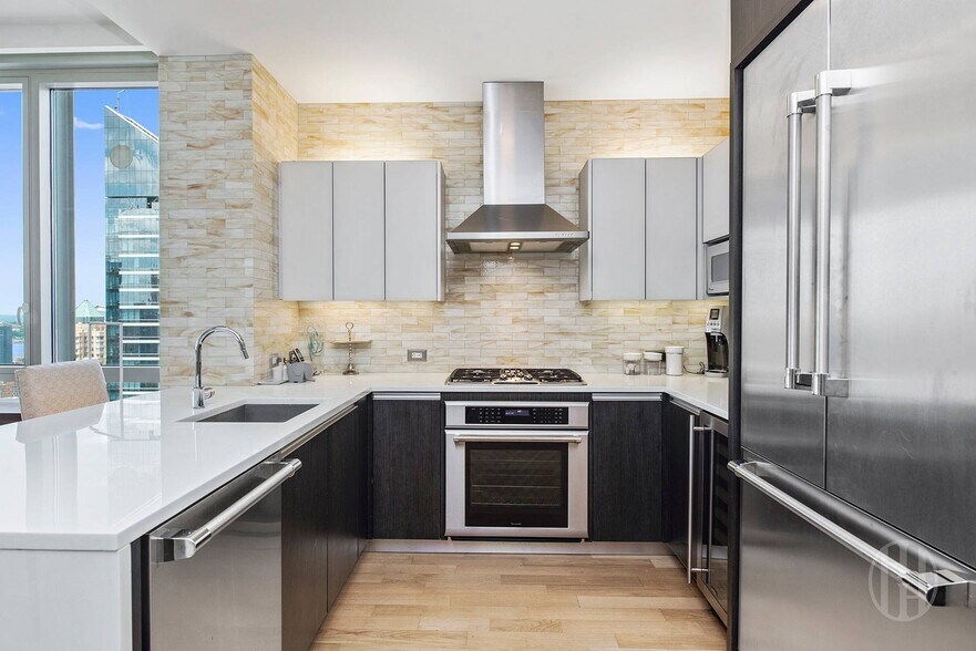 Building Photo - 247 W 46th St