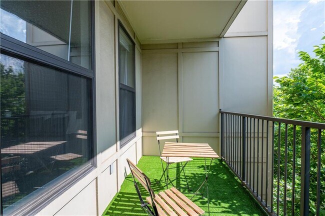 Building Photo - 898 Oak St SW