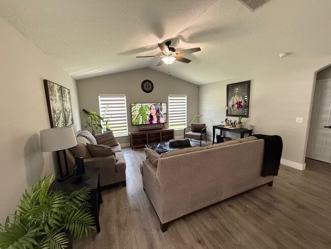 Building Photo - 4/2 Remodeled Groveland Home