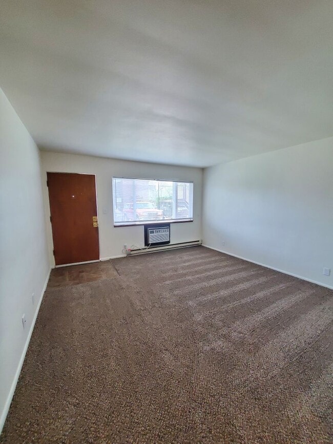 Building Photo - 1 Bedroom Apartment-August rent FREE!