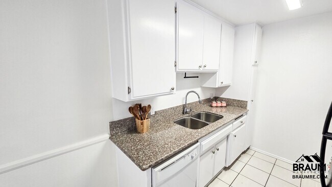Building Photo - 2 BEDROOM  IN NOHO ARTS