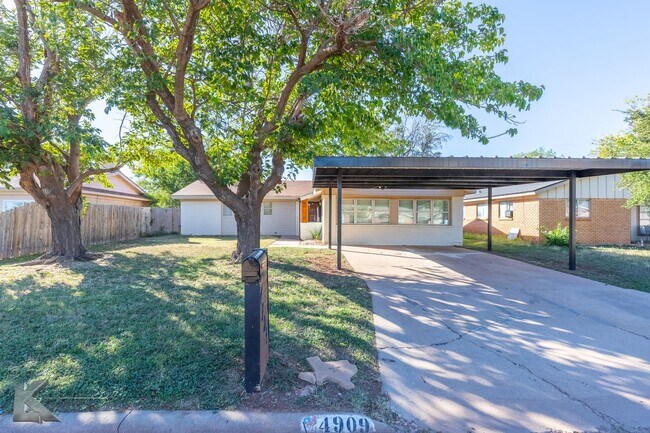 Primary Photo - 3 bed, 1.5 bath, XL living room, XL garage...