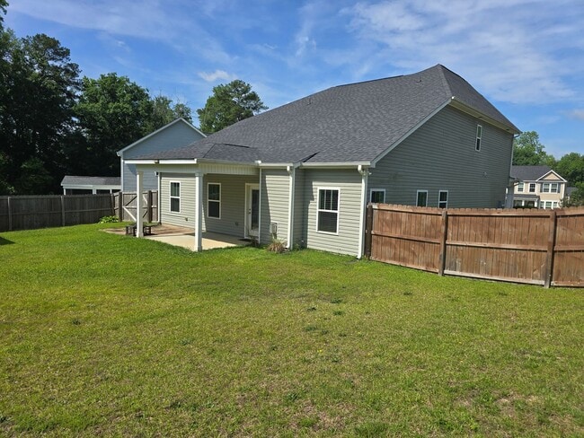 Building Photo - NEW LISTING- 4 bd/ 2.5 ba located MINUTES from Fort Bragg! Quiet Neighborhood!