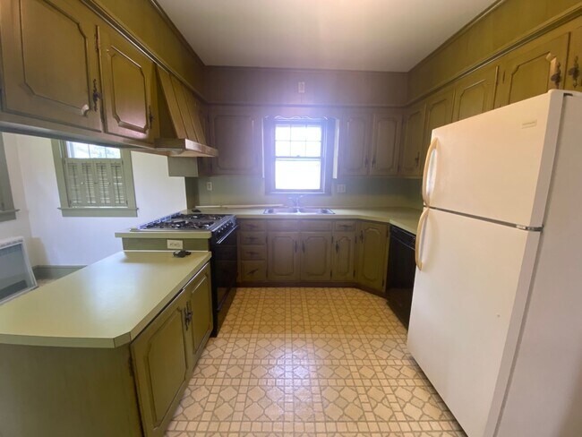 Building Photo - Amazing Cap Cod with 2 BR/ 1.5 BA and Bonu...