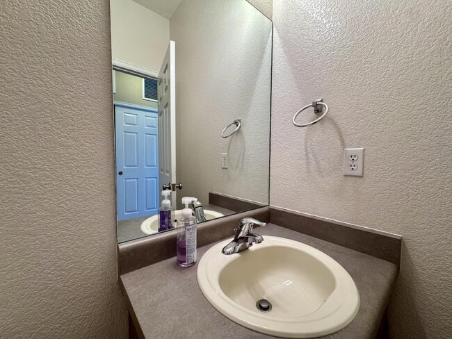 Building Photo - 7031 S Oak Hill Cir