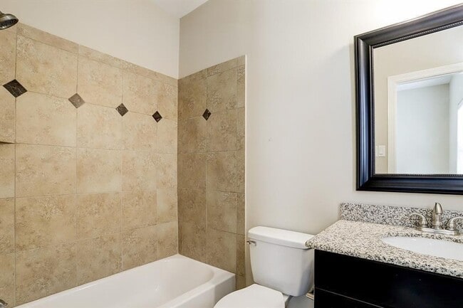 Building Photo - Gorgeous Contemporary Three Bedroom!
