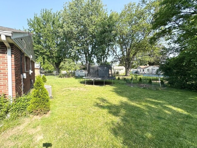 Building Photo - 4644 Broadhurst Dr