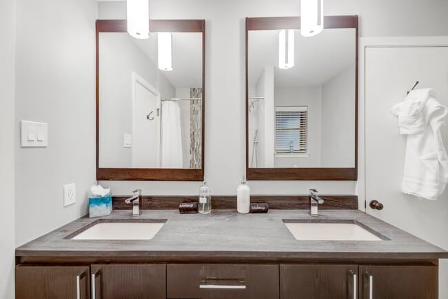 Building Photo - 9667 Timberleaf Dr