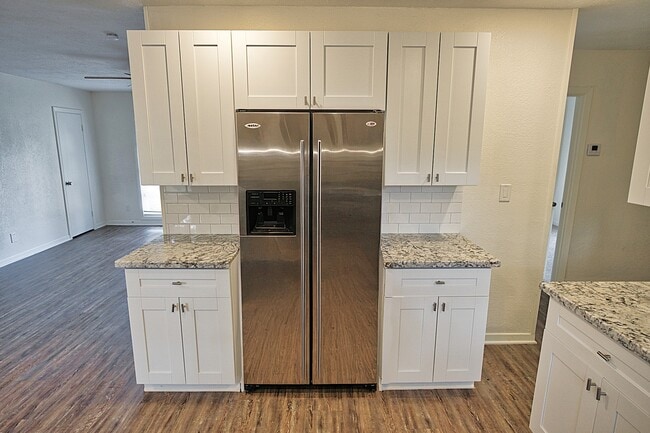 Building Photo - 906 Avenue A