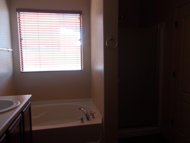 Building Photo - 4 Bedroom Home