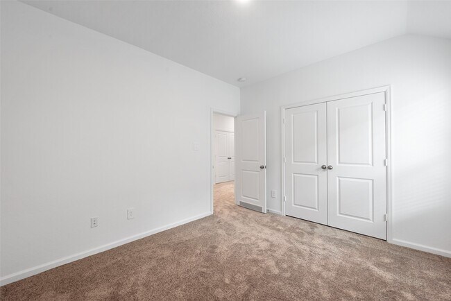 Building Photo - 653 Royal Arch Dr