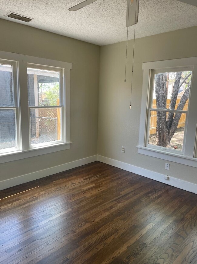 Building Photo - UPDATED!  3 BED, 1 BATH!