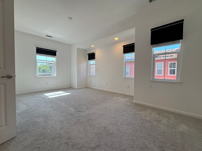 Building Photo - Gorgeous 4 Bed, 3 Bath in Brentwood with S...