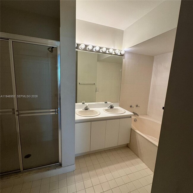 Building Photo - 549 Racquet Club Rd