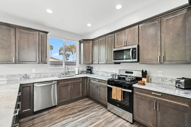 Building Photo - Coastal 3-Bedroom 2-Bathroom House with Hu...