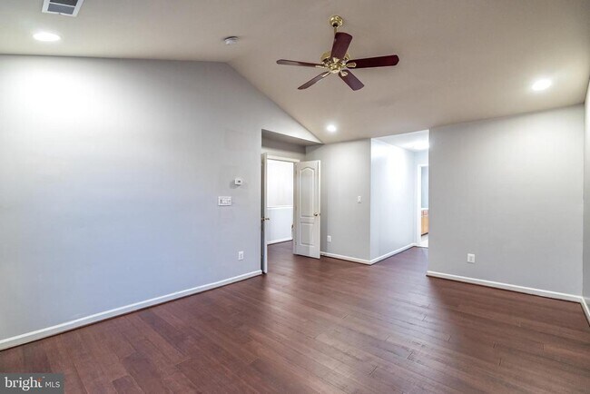Building Photo - 43619 Dunhill Cup Square