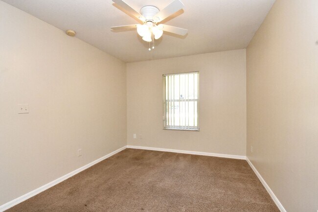 Building Photo - Spacious 3BR/2BA Corner Lot Home + Bonus Room in Silver Springs Shores – $1,650/Month