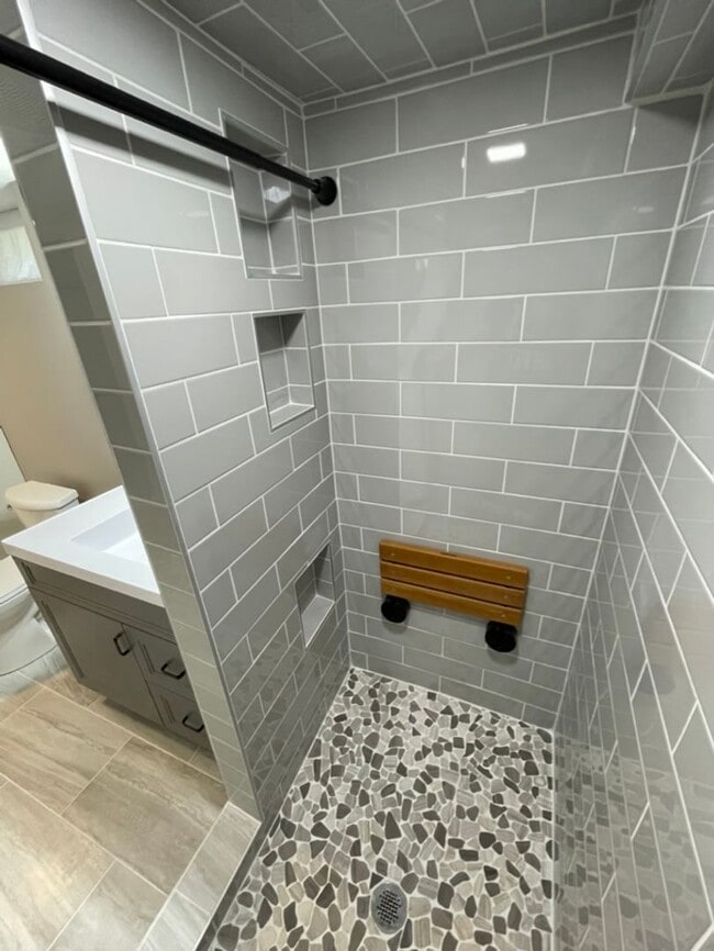 Building Photo - Updated, Modern, 4 Bed, 2 Bath, 3+Car Garage