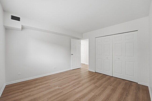 Building Photo - 9388 Bay Colony Dr