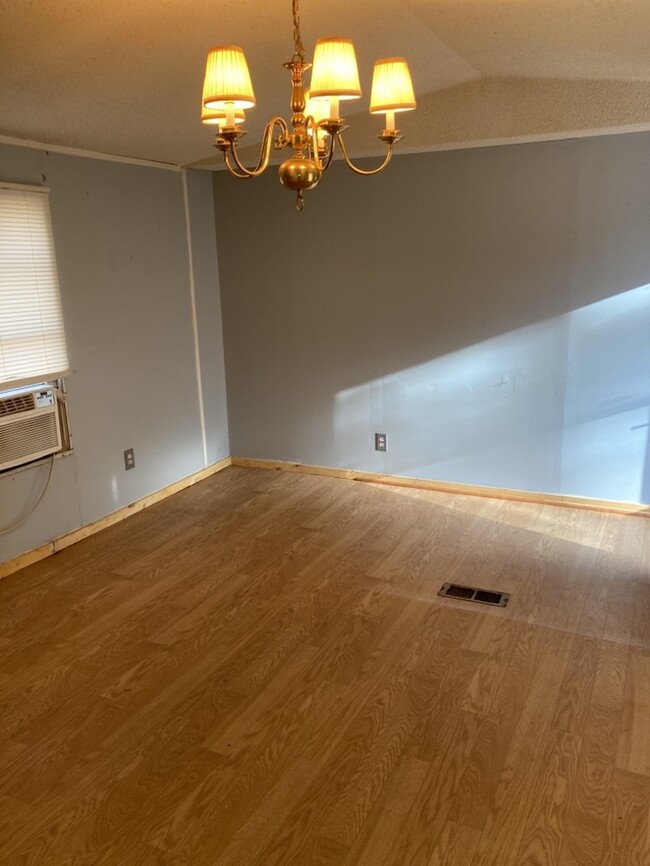 Building Photo - Belton Home