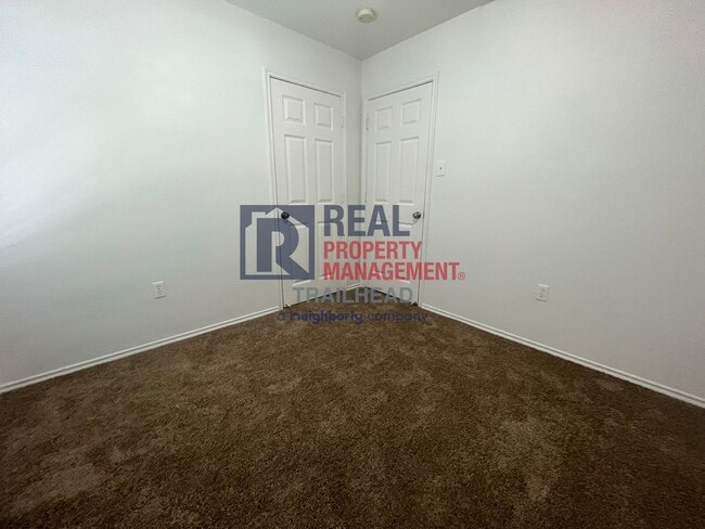 Building Photo - Great Location - 3 Bed/2 Bath - $500 Rent ...