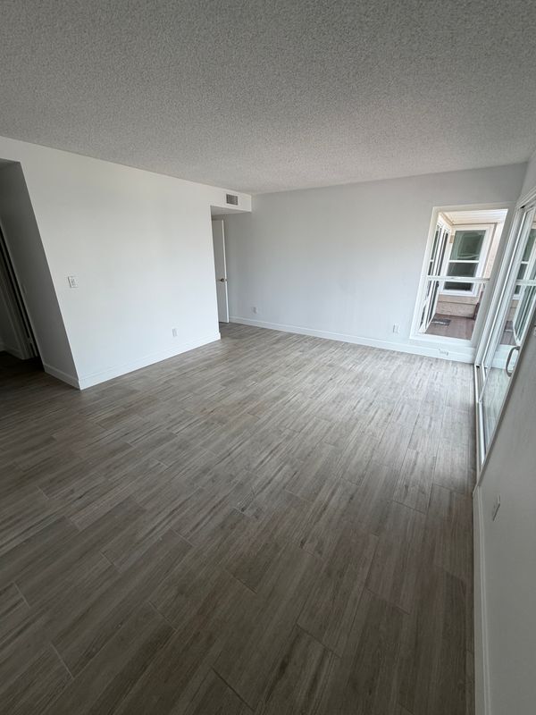 Building Photo - 10 Cove