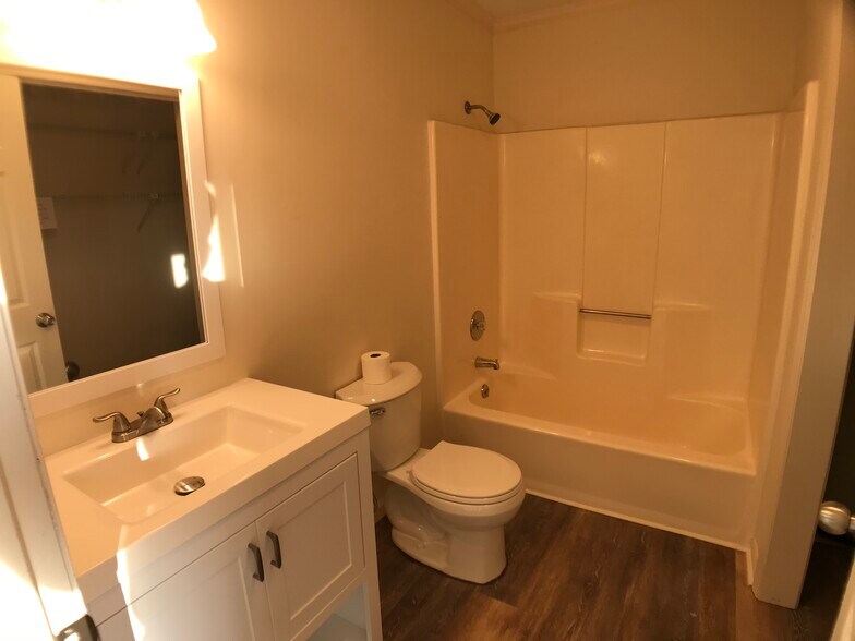 Building Photo - 2536 Flint Dr