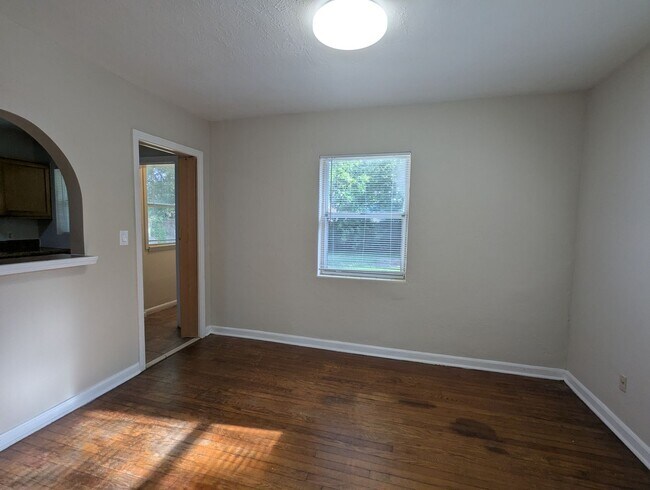 Building Photo - Great 3 Bedroom 1 Bath in convenient locat...