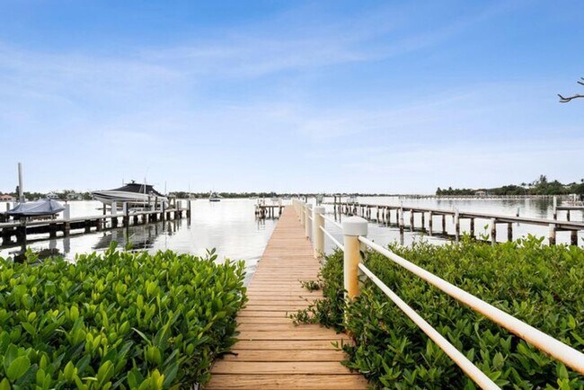 Building Photo - 114 S Lake Dr