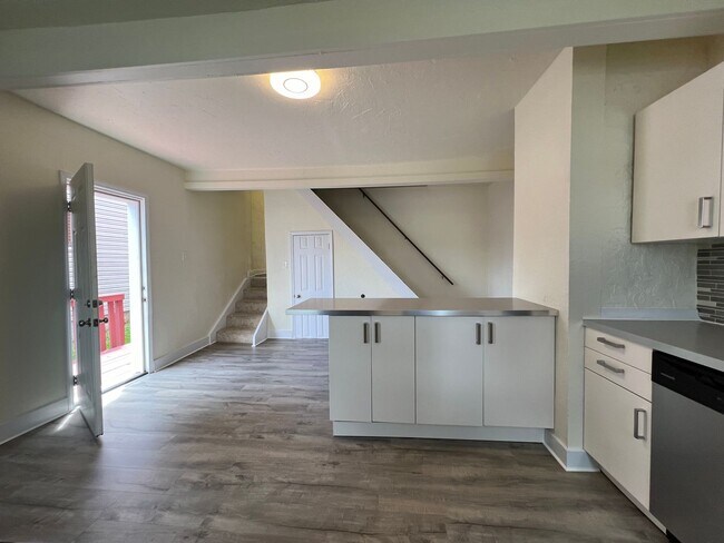 Building Photo - Updated 1BR 1 Bath house with office now available!