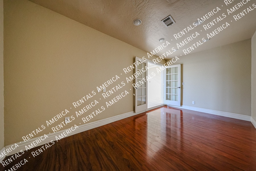 Building Photo - 2211 W Olive Way